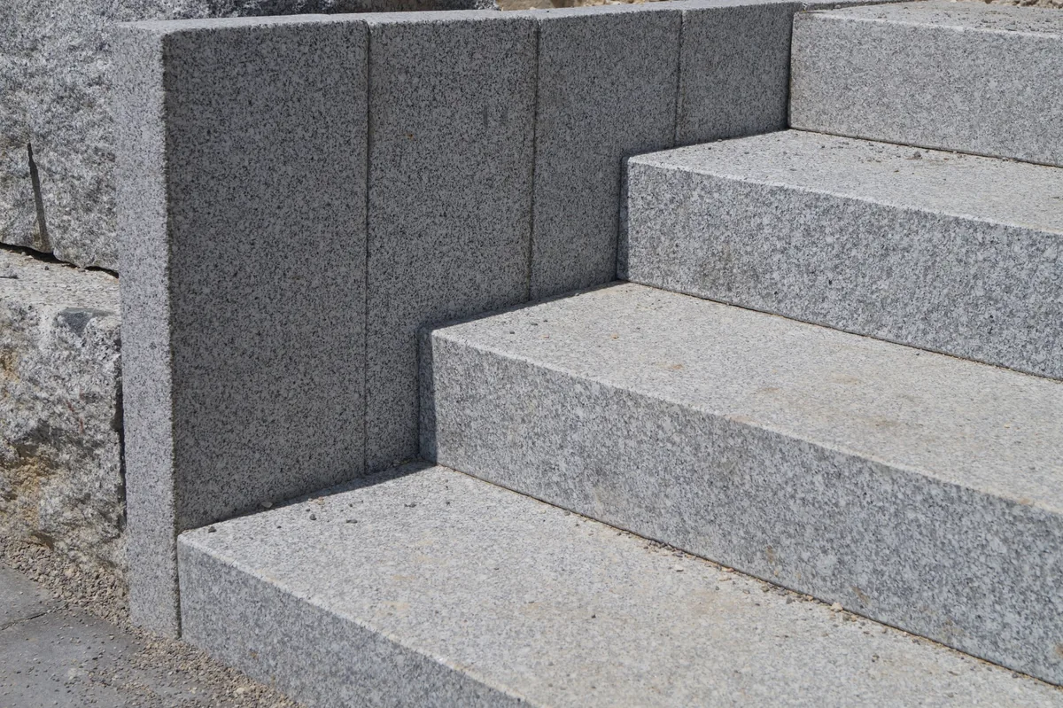 Neu angelegte Außenanlage mit Mauer und Belag